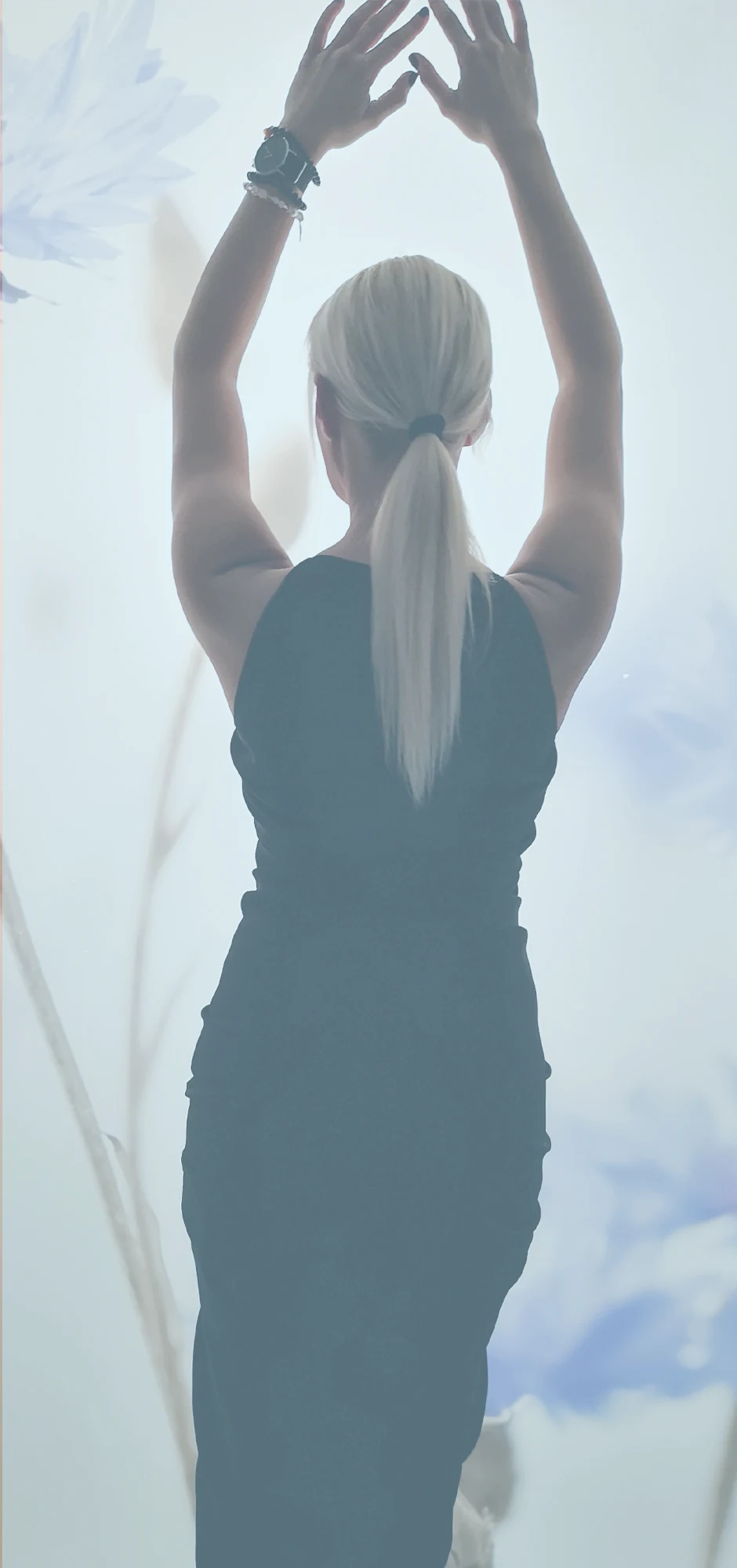 Foto de la página web de Noboli para la sección de mente. Una persona estirándose.