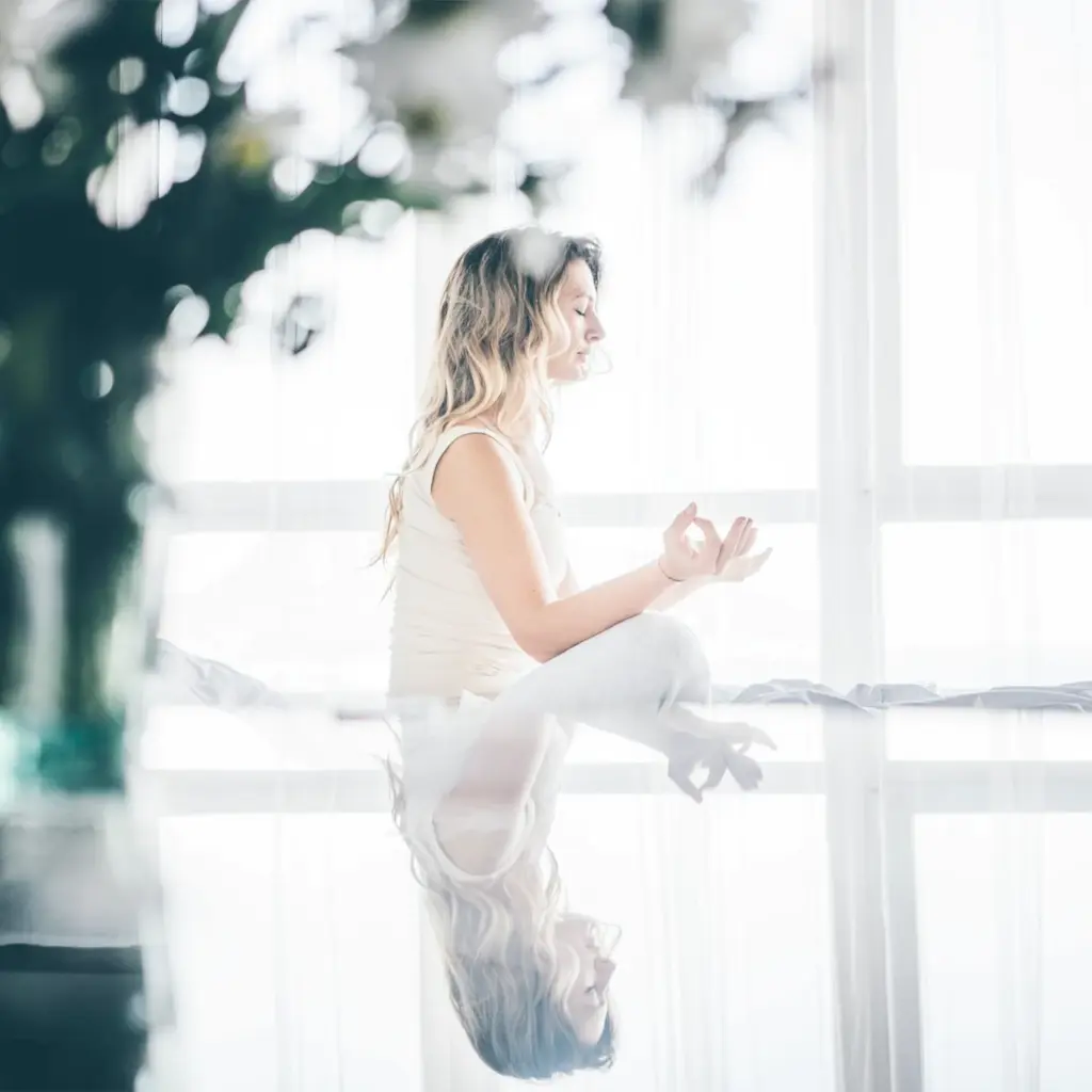 Foto de la página web de Noboli para la sección de mente. Una persona meditando.