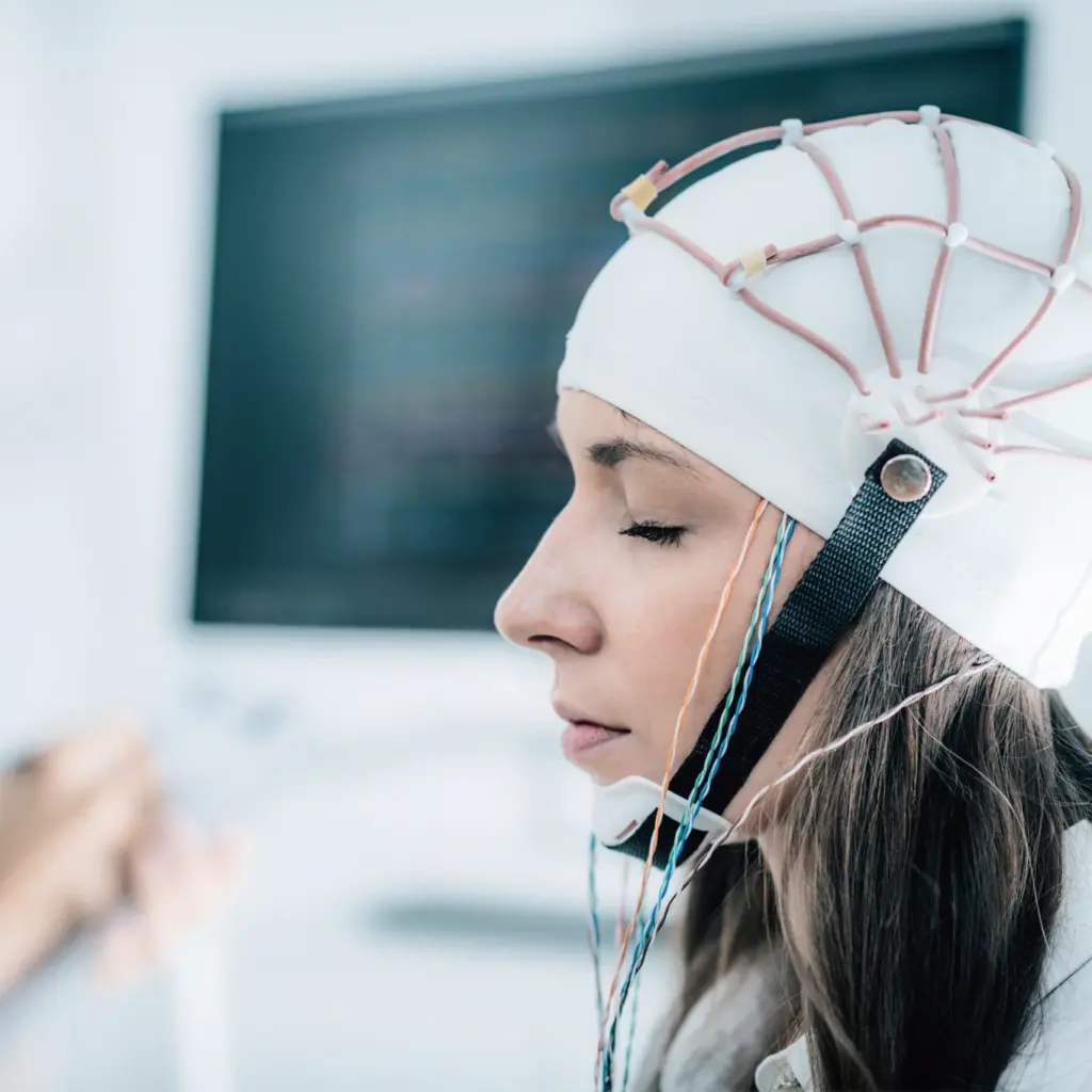 Foto de la página web de Noboli para la sección de mente. Una persona con un gorro de análisis de ondas cerebrales.