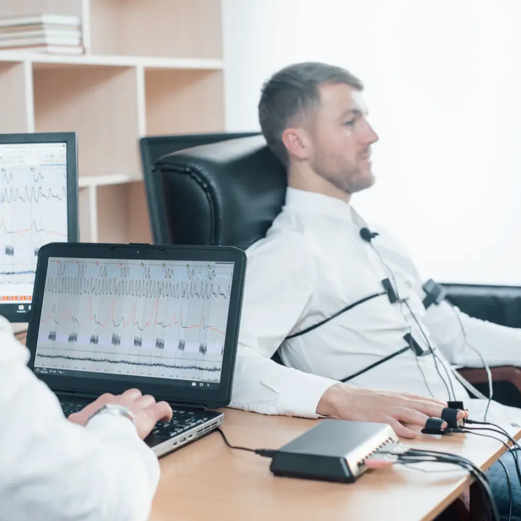 Foto de la página web de Noboli para la sección de mente. Un médico analizando a una persona con un electrocardiograma.