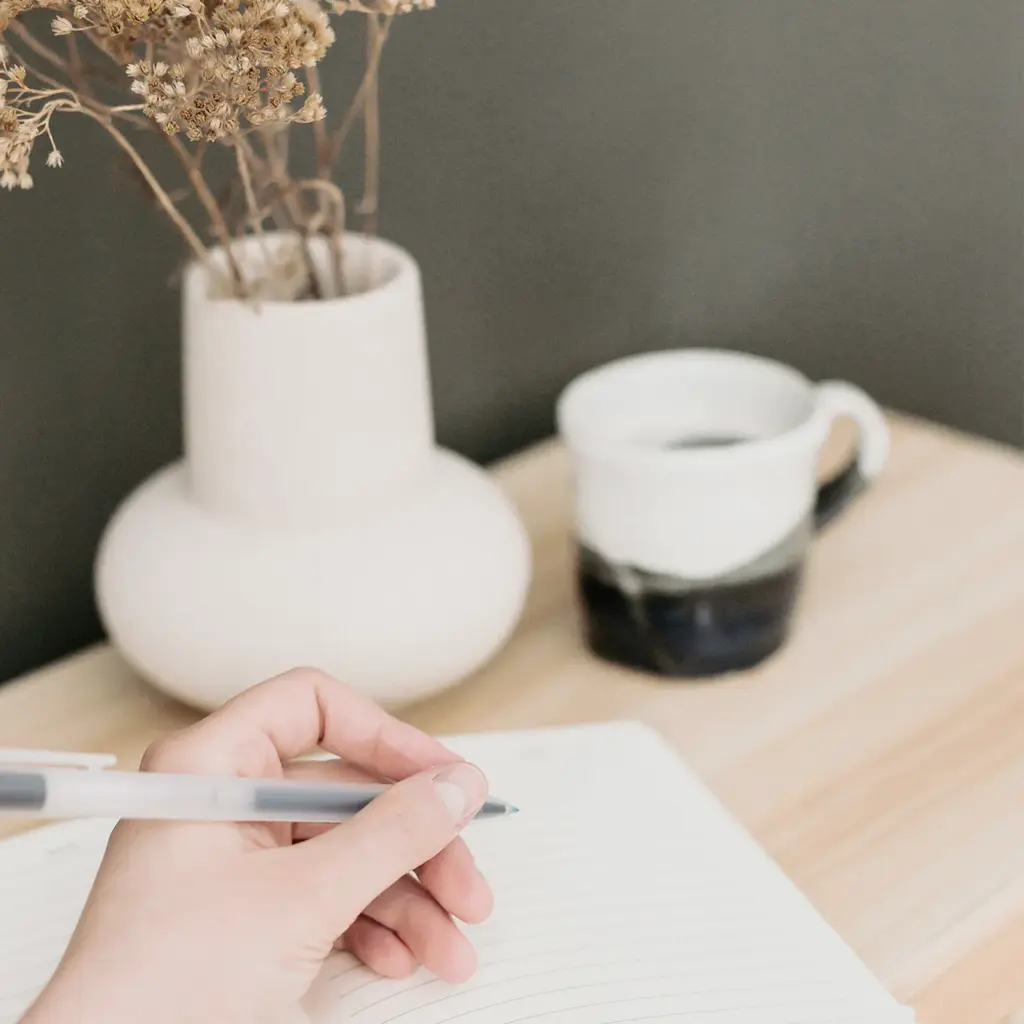 Foto de la página web de Noboli para la sección de mente. Una mano escribiendo.