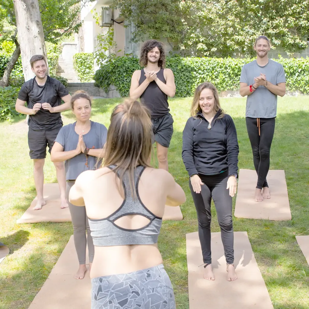 Foto de la página web de Noboli para la sección de academia. Grupo de personas haciendo ejercicio.