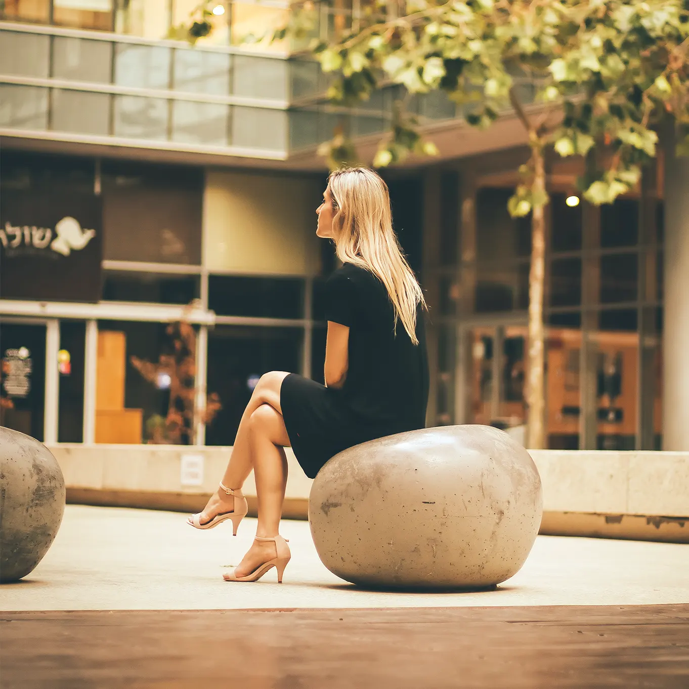 Foto de la página web de Noboli, para la sección cuerpo. Una persona sentada en un banco.