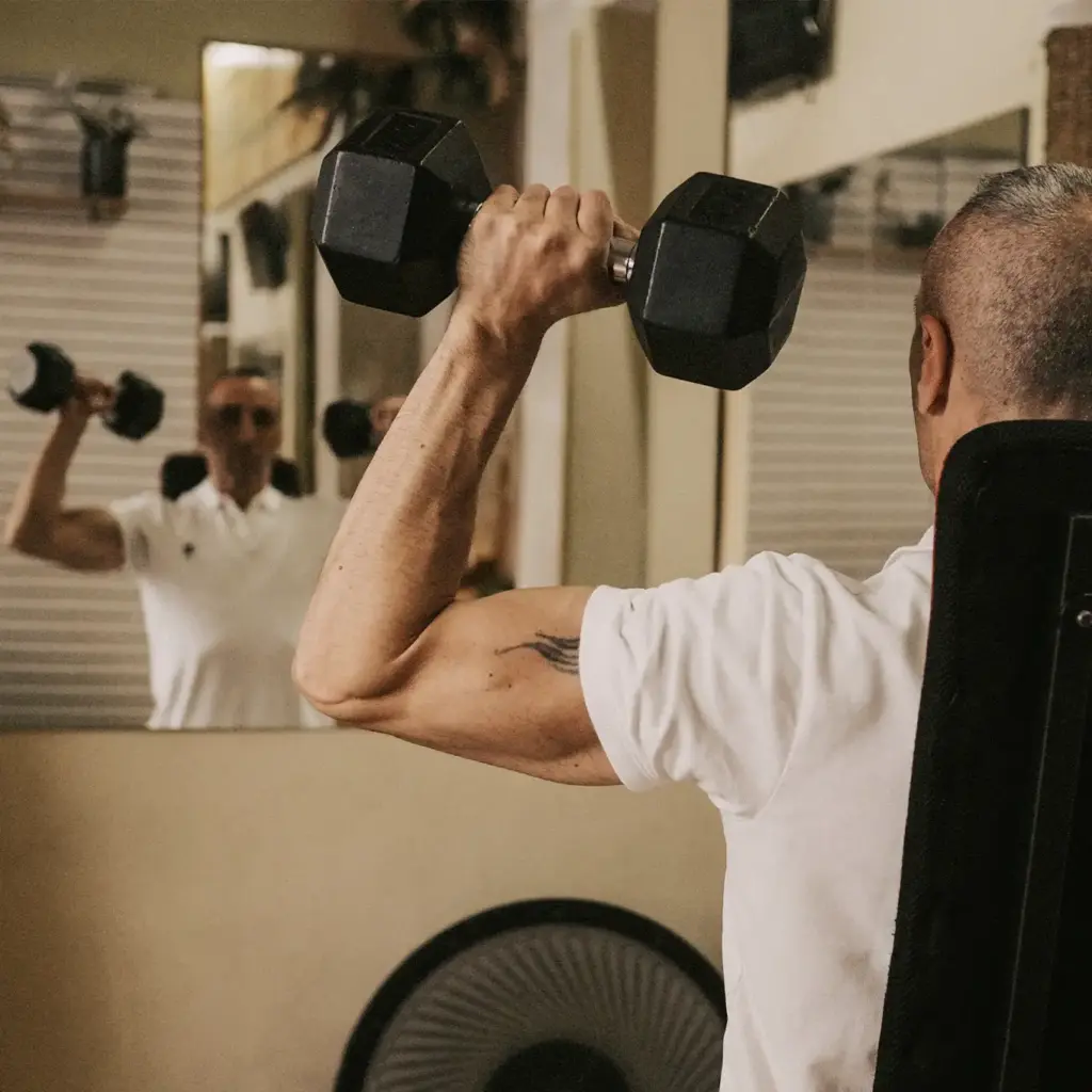 Foto de la página web de Noboli, para la sección cuerpo. Es una persona levantando unas pesas.