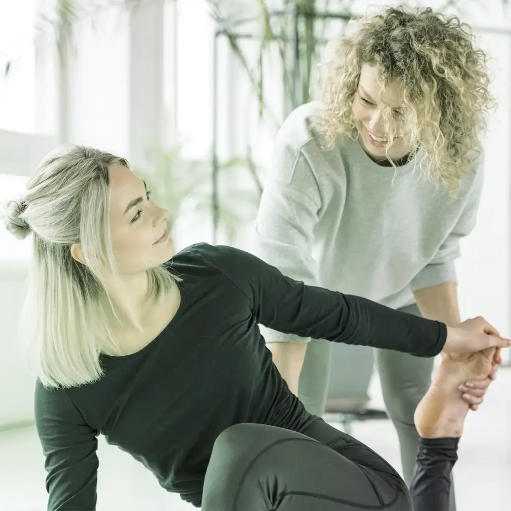 Foto de la página web de Noboli para la sección salud. Dos personas haciendo ejercicio.