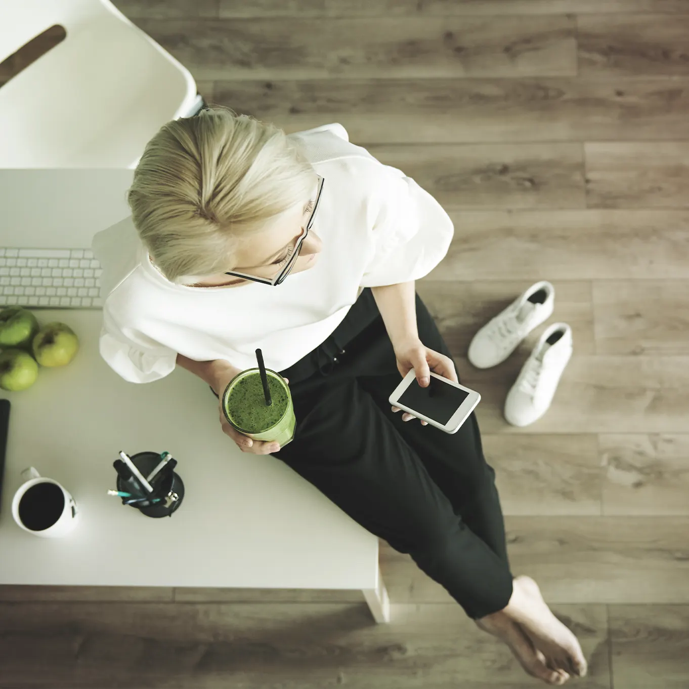 Foto de la página web de Noboli para la sección salud. Una persona tomando un matcha.