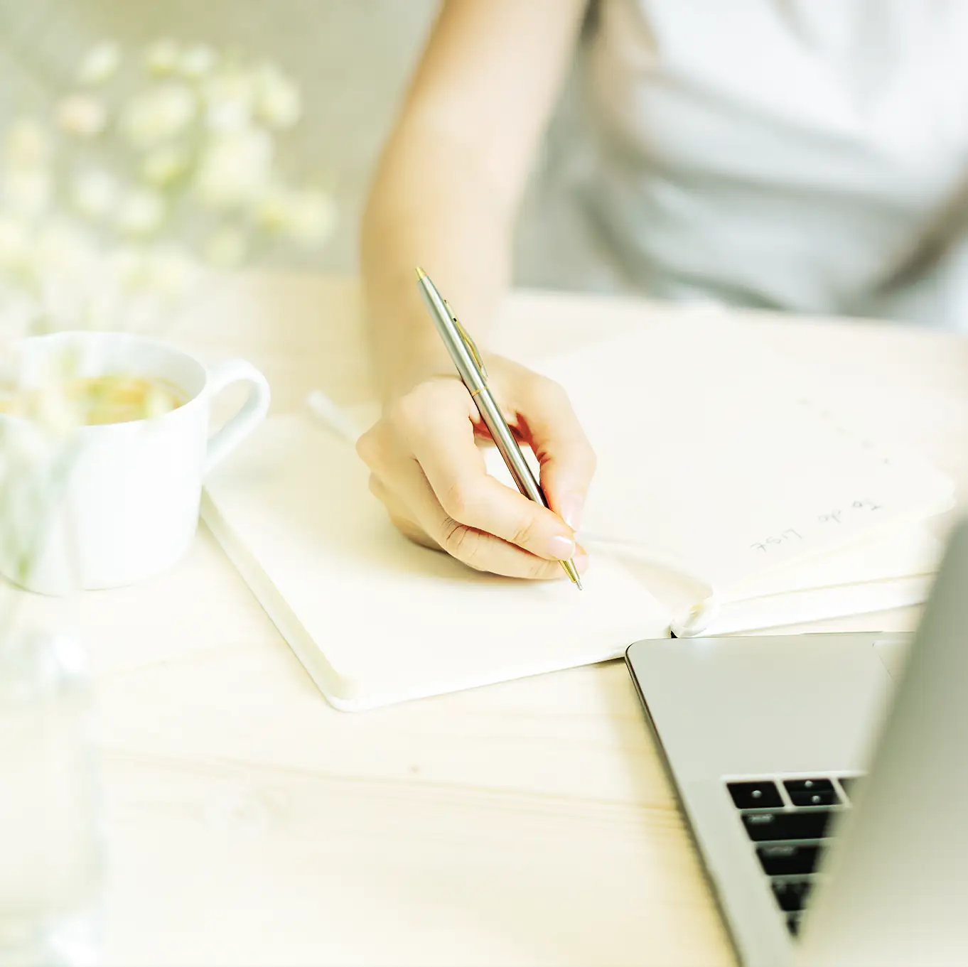 Foto de la página web de Noboli para la sección salud. Una persona escribiendo.